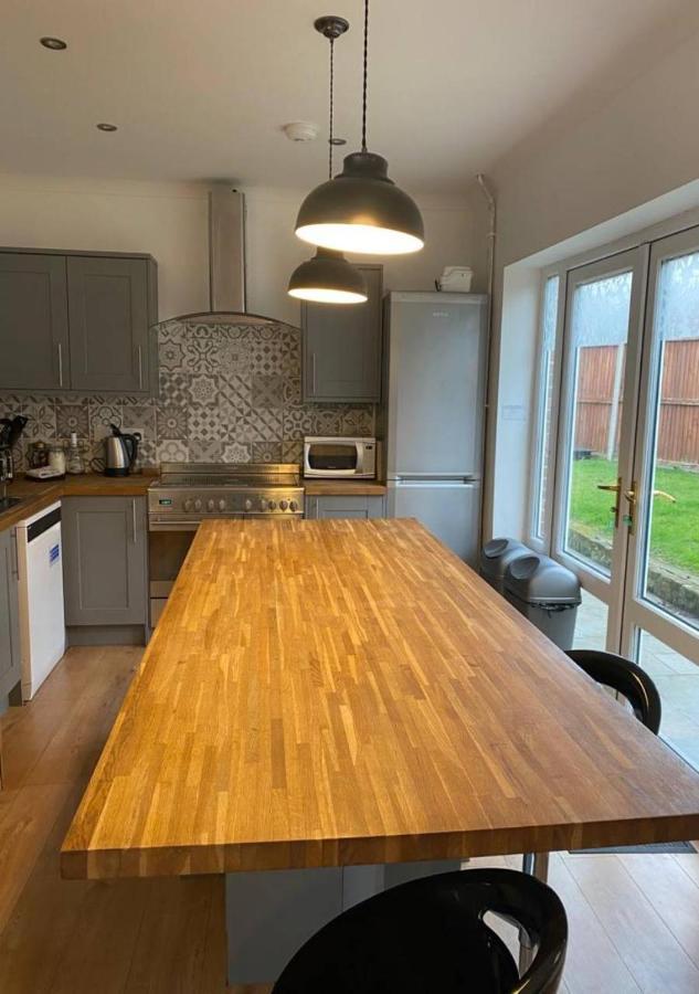 Huge 6 Bedroom House In *