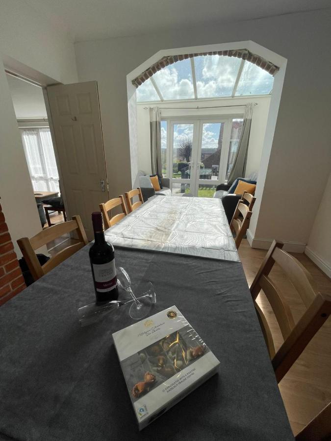 Holiday home Huge 6 Bedroom House In *